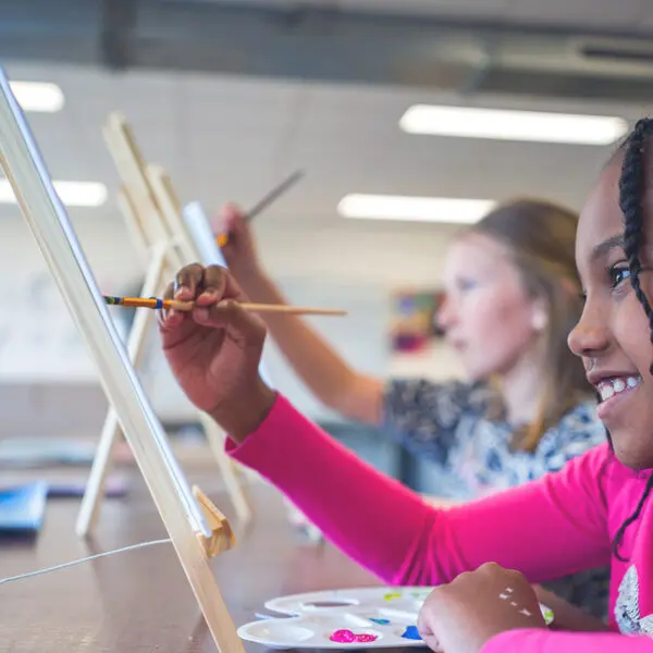 kinderen schilderen in de klas