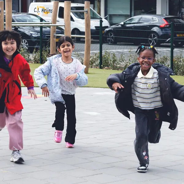 basisschool kinderen rennen op schoolplein in Rotterdam