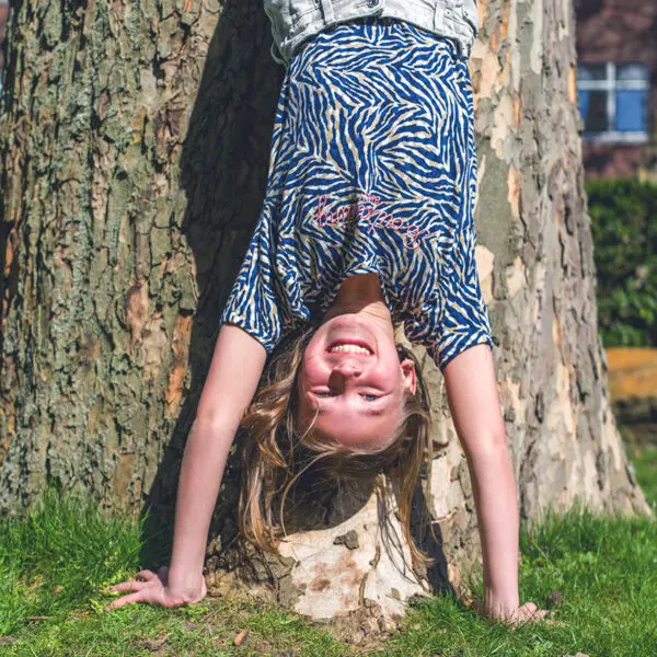 meisje in handstand