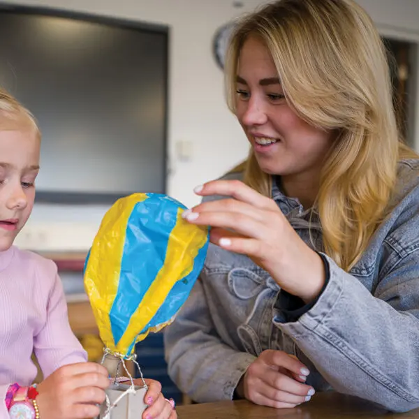 juf met kind op de basisschool