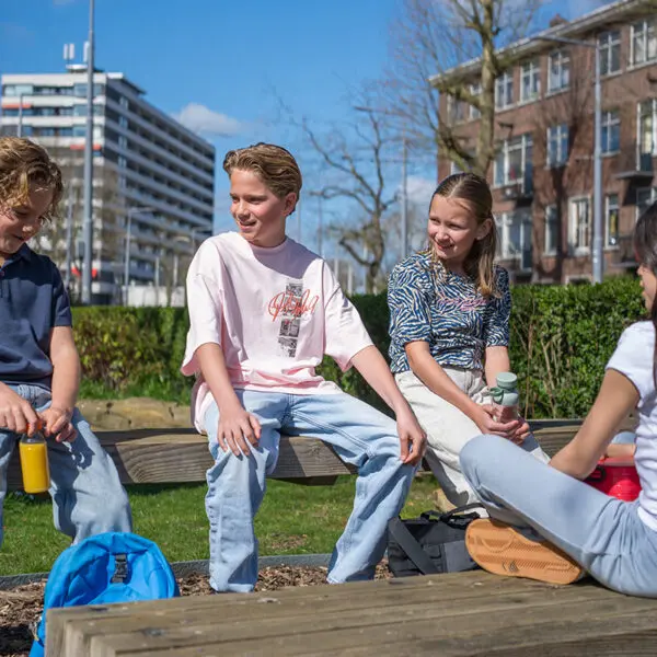 basisschool kinderen op schoolplein