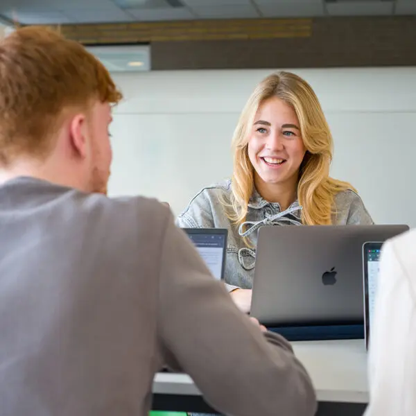 leerkracht en pabo student in gesprek