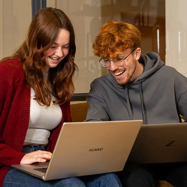 pabo studenten achter laptop