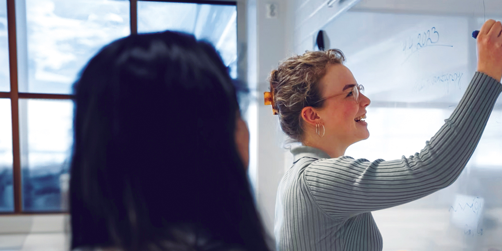 leerkracht primair onderwijs geeft les