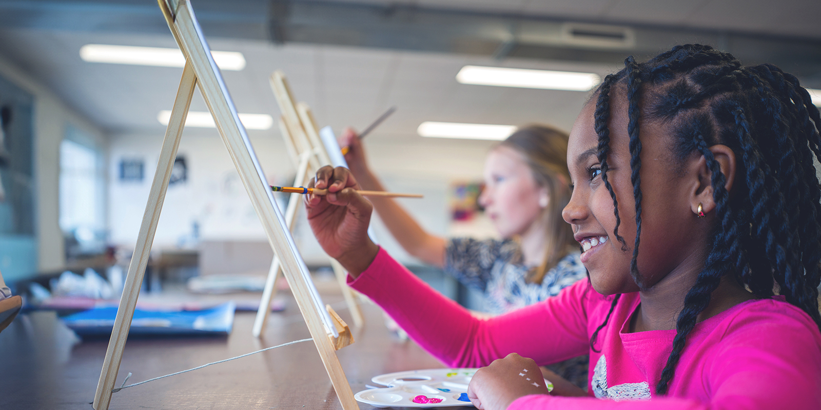 kinderen schilderen in de klas