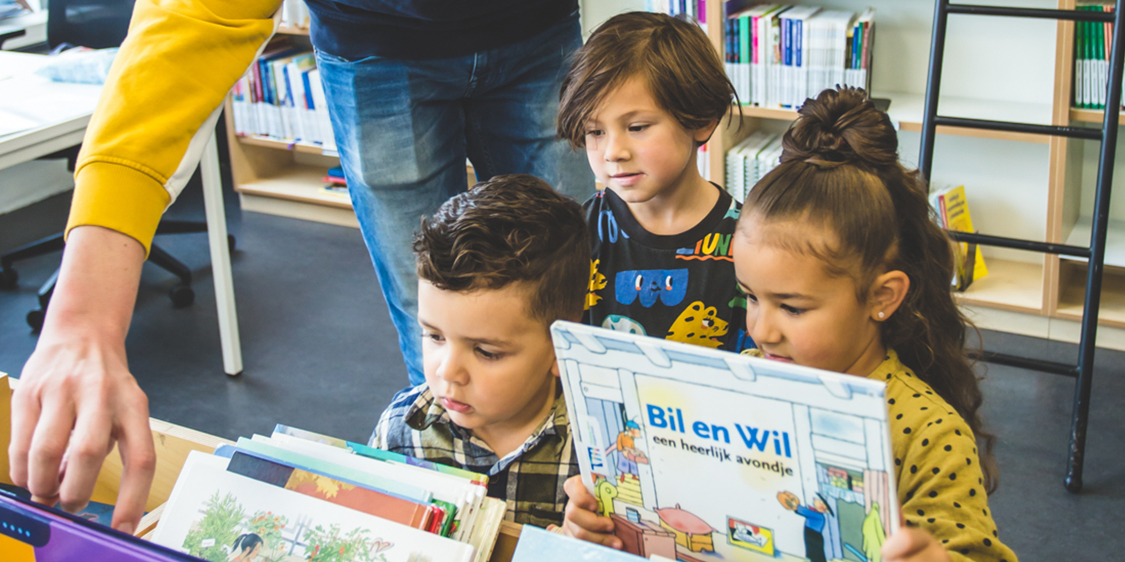 basisschoolkinderen lezen boeken