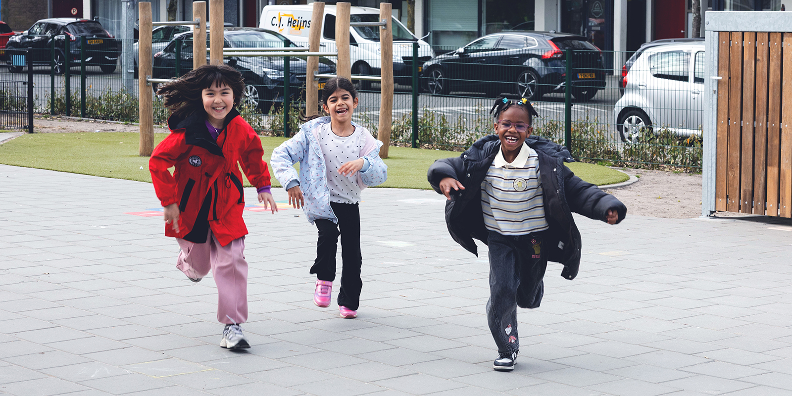 basisschool kinderen rennen op schoolplein in Rotterdam