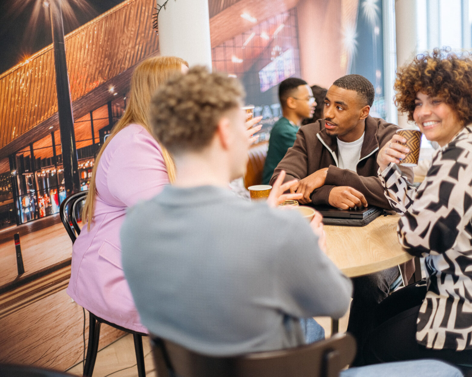 deelnemers in cafe 80