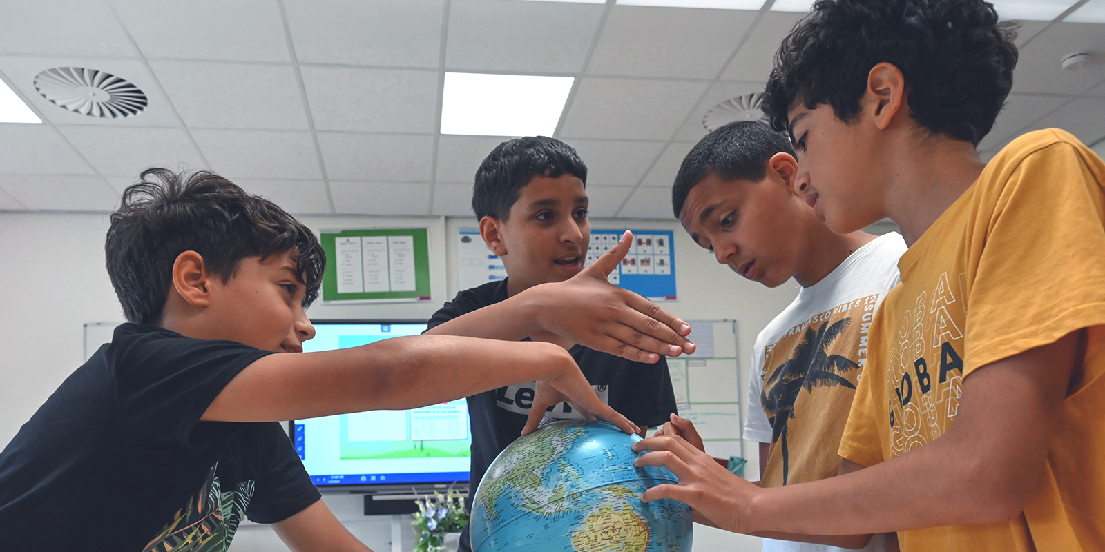 basisschool kinderen bij wereldbol