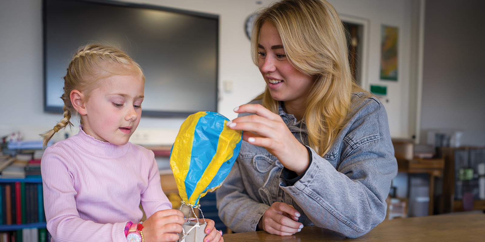 juf met kind op de basisschool