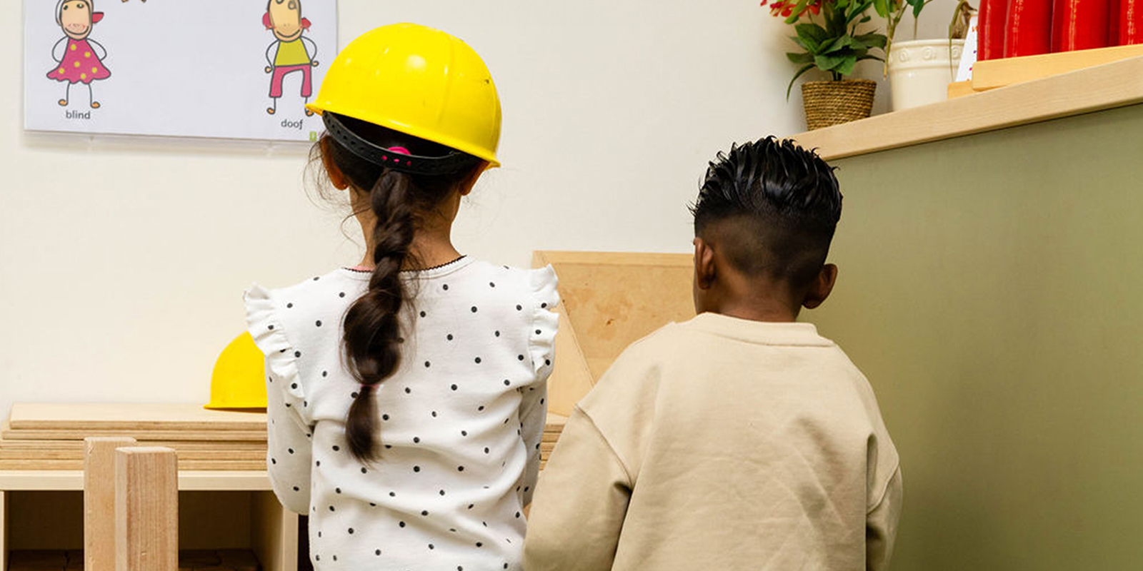 kleuters in de bouwhoek