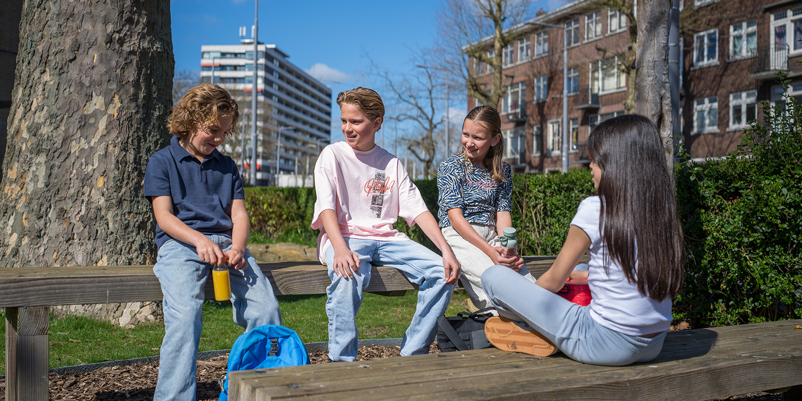 basisschool kinderen op schoolplein